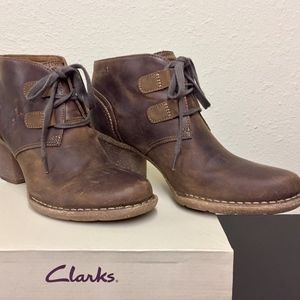 CLARKS Carleta Lyon Brown Nubuck Bootie -9M